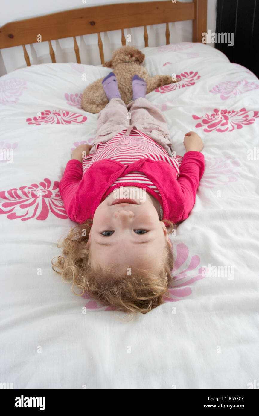 Little girl laying in bed Banque D'Images