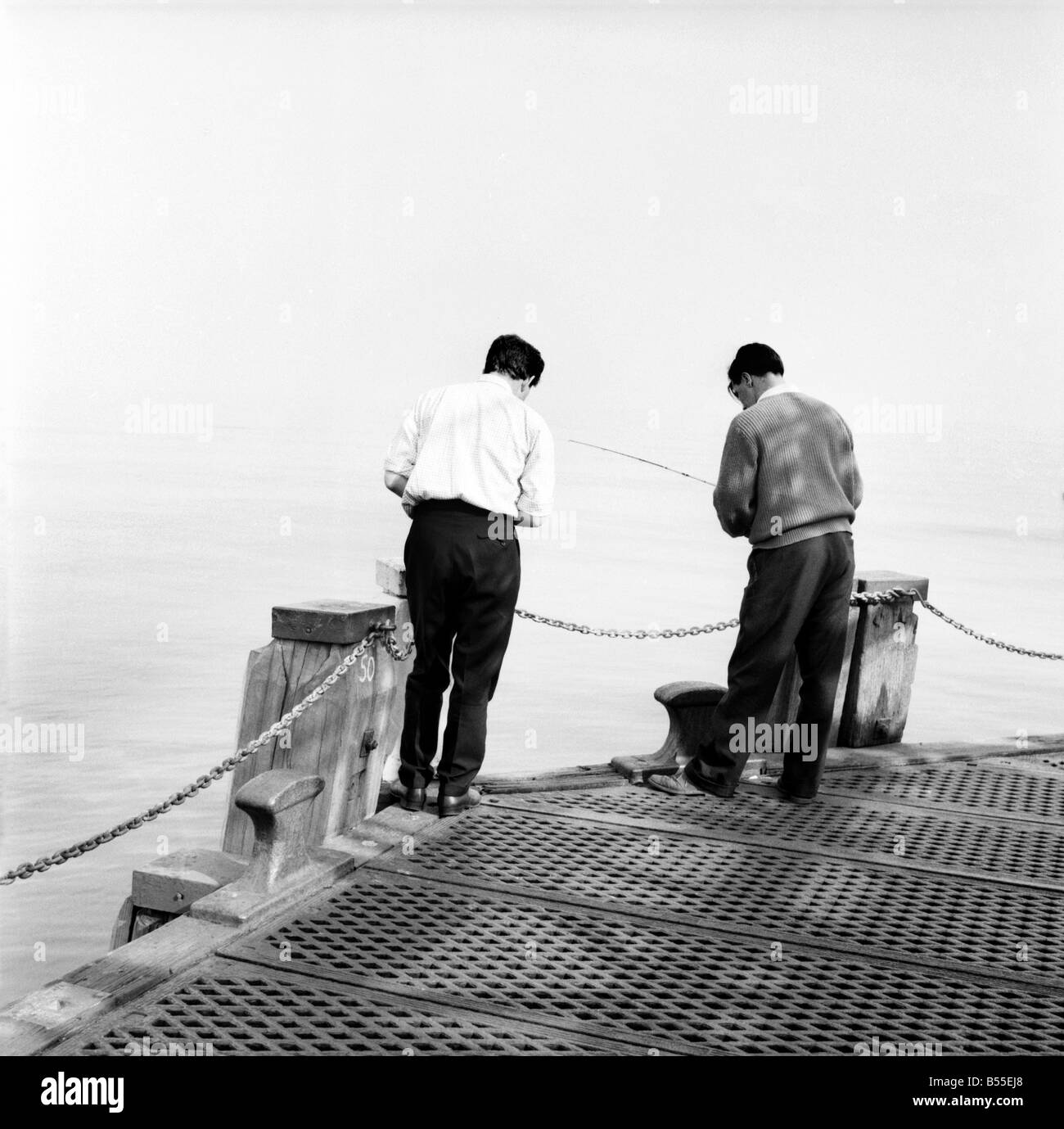 Marquage bouée sortie d'assainissement n'est qu'à quelques 100 mètres de l'extrémité de la jetée de Bournemouth,' et 'peut être vu entre pêcheurs. Juin 1960 Banque D'Images