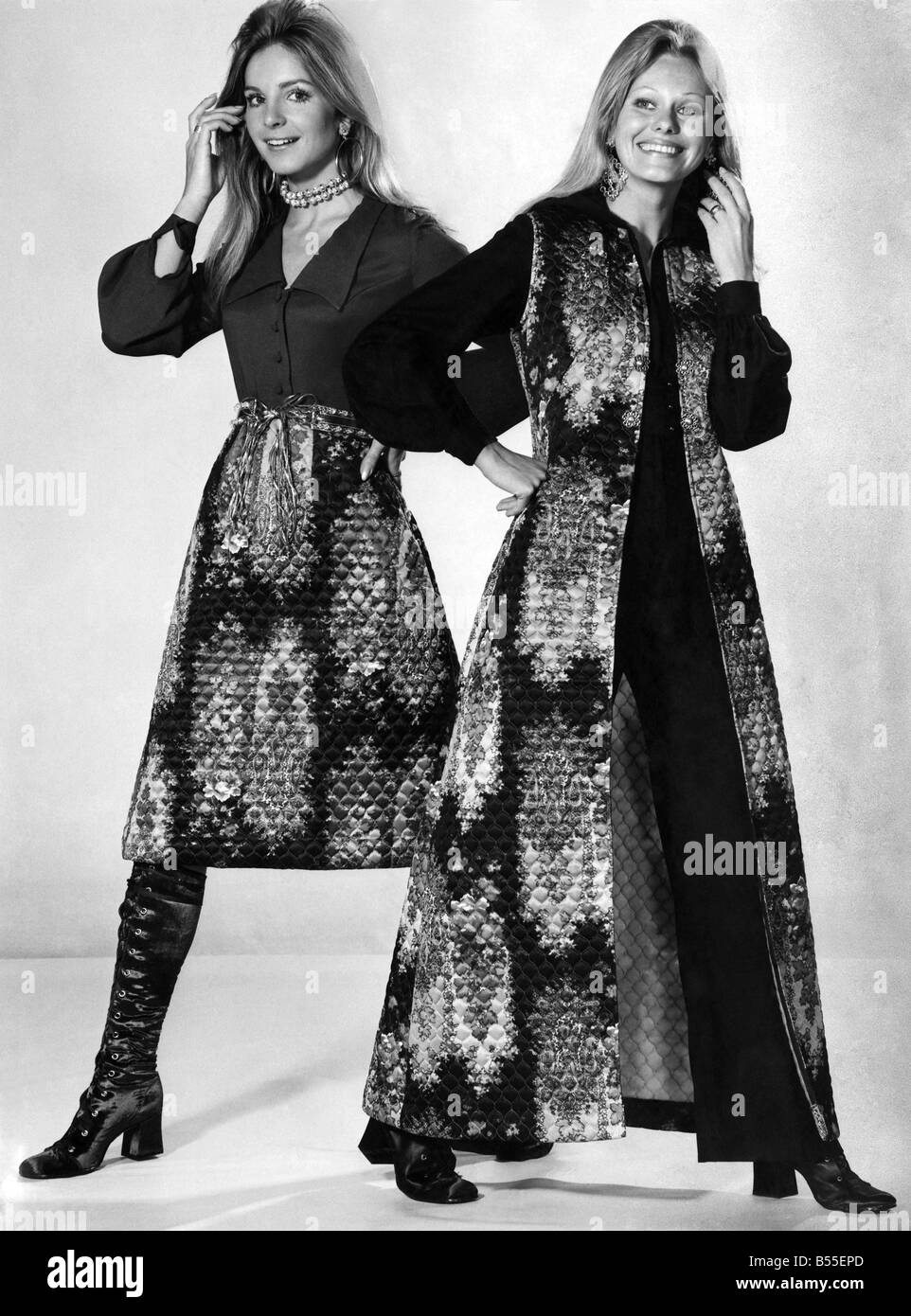 Zippy nouveau parti des vêtements au style de paddy. Les jupes robe a un arrière-plan bourgogne pour correspondre à la crêpe, chemise à col ouvert haut ; prix £10 15s. Long, sans manches, imprimé aux couleurs vives jerkin matelassé sur noir, glisse sur une crêpe noir cat-costume à capuchon ; prix £18 complète. Les deux sont par Simon Ellis, dans les tailles 10 à 14, de Dickins & Jones, Regent Street, London, W1. Décembre 1970 P008495 Banque D'Images