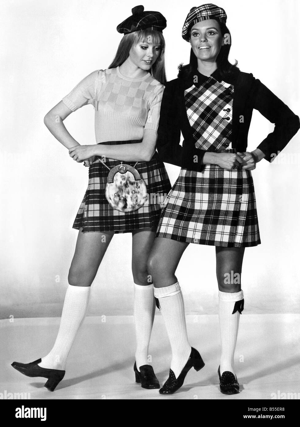 Kilt culte. Prendre la route à la mode avec un kilt tourbillonnantes. Penny, extrême gauche, a un de kilt en tartan le département de l'enfance. Sa fourrure véritable sporran peut s'adapter à porter comme un sac à bandoulière. Les deux sont des branches de la Scotch House. Kilt, £6 19s. 6 d. ; sporram, £16 16s. Pauline Cunningham et Penny Dennis. Octobre 1969 P008557 Banque D'Images