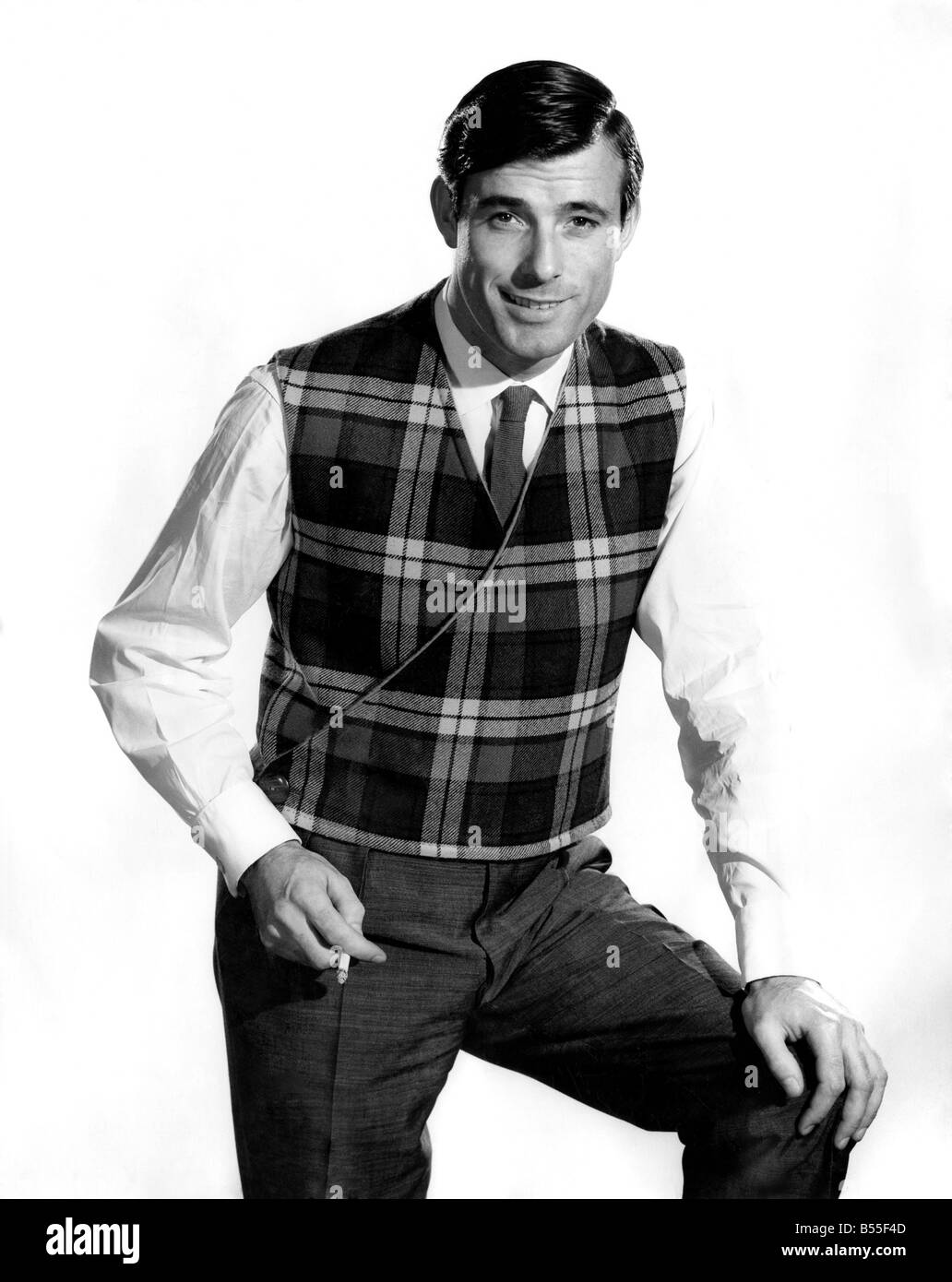 Peter Anthony modèle tartan porter gilet à motifs, de fumer une cigarette. Novembre 1960 P009019 Banque D'Images