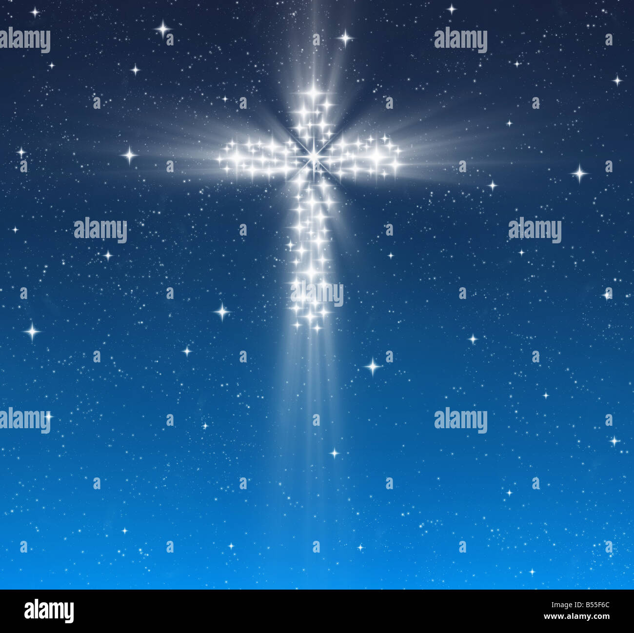 Grande croix chrétienne rayonnante dans ciel étoilé Banque D'Images