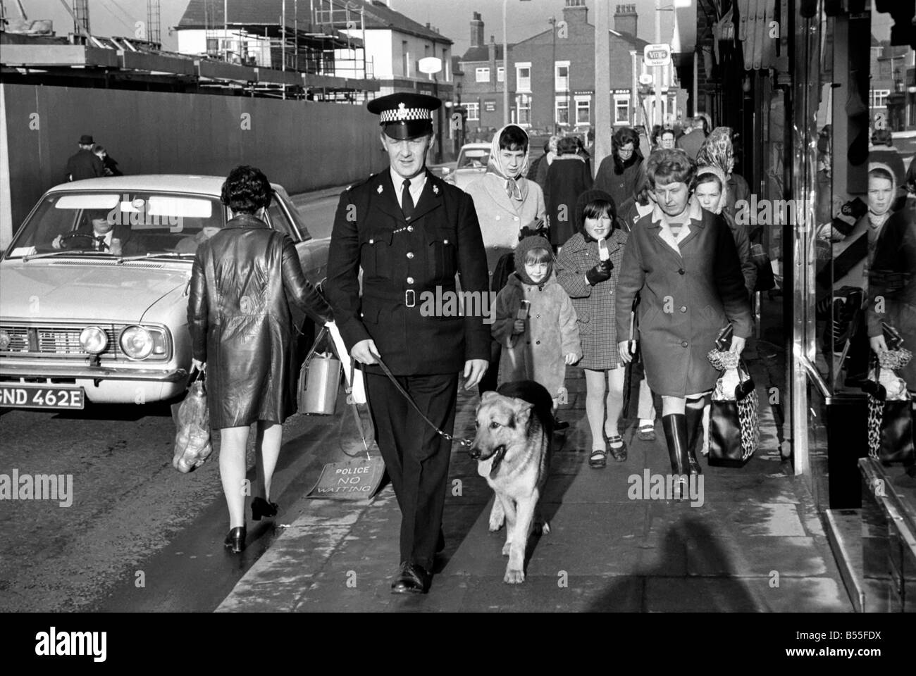 L'homme et le chien de police recherche d'un homme en fuite à Droylsden. &# 13 ;&# 10;Décembre 1969 &# 13 ;&# 10;Z11870-006 Banque D'Images