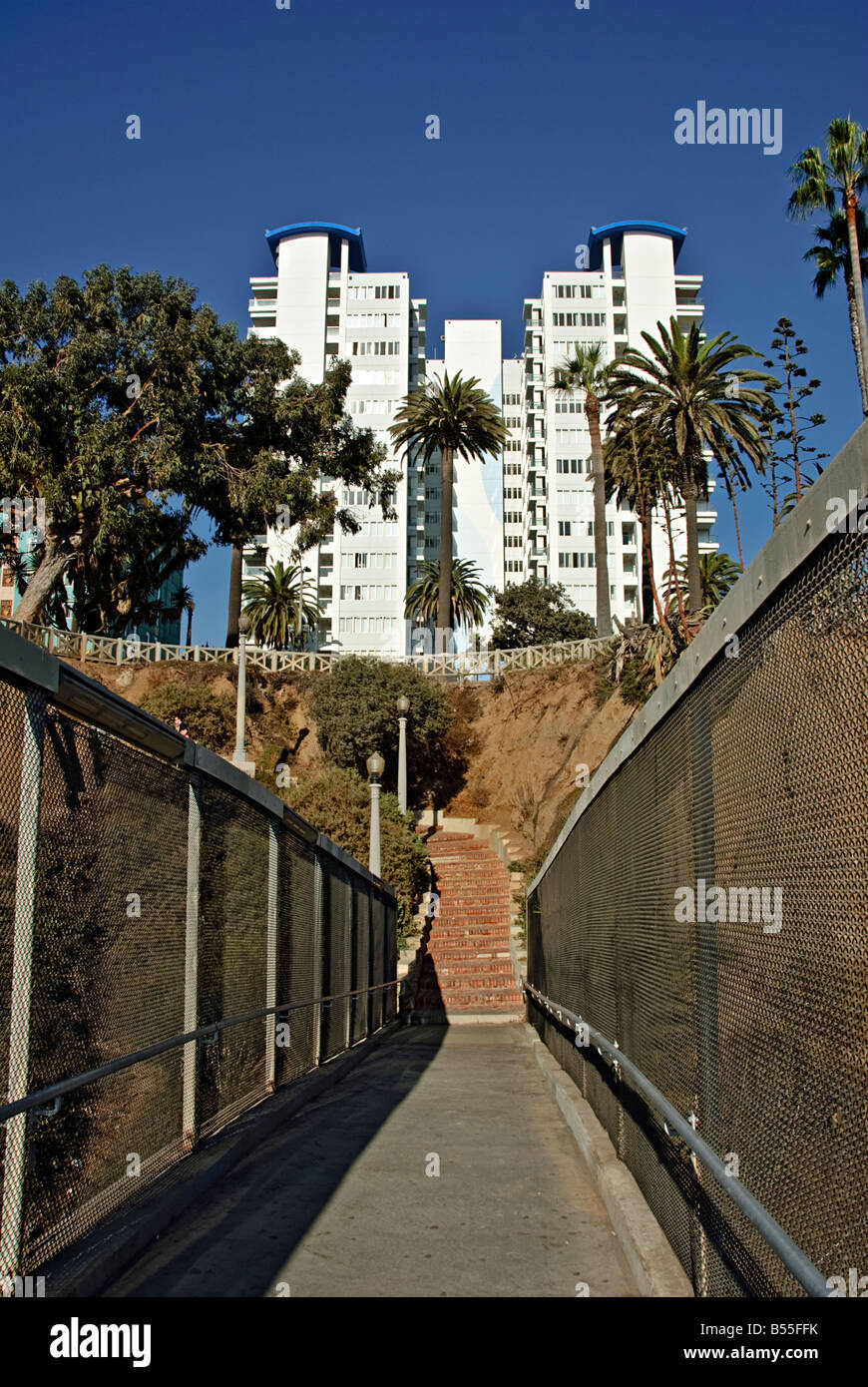 CA Santa Monica beach 'Bay City' au nord de l'escalier de Santa Monica à Palisades Park ou 'The Palisades,' au-dessus de PCH Banque D'Images