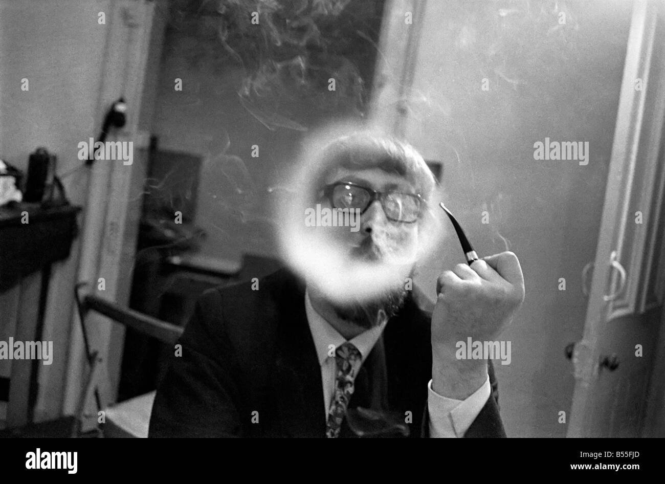 Un homme fume une cigarette soufflant des ronds de fumée. Novembre 1969 &# 13 ;&# 10;Z12004-006 Banque D'Images