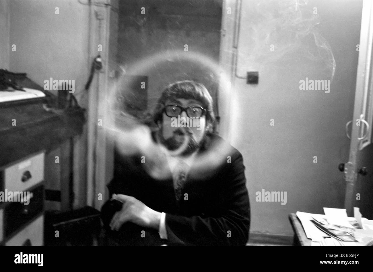 Un homme fume une cigarette soufflant des ronds de fumée. Novembre 1969 &# 13 ;&# 10;Z43007 Banque D'Images