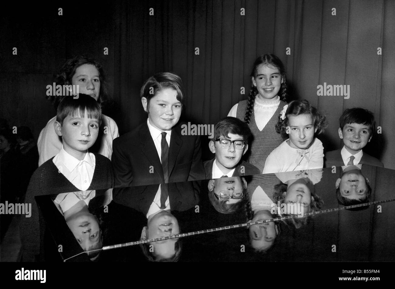 Le plus grand événement national dans le monde de jeunes pianistes pour deux ans, la finale du Concours National de Piano Junior 1969, parrainé par les Britanniques, les décideurs de piano a eu lieu à la Purcell Room du Royal Festival Hall ce matin. Les participants à la section Junior se reflètent dans le haut du piano qu'ils ont joué pendant le concours (de gauche à droite) gagnant Francis Rayner (9) de Glamorgan, 3e, 12 ans, Peter Dobson, 2e Timothy Carey (13) Christine Gott (10) Stephen Hough (7) (à l'arrière) Valerie Ashworth (13) Lucy Peacock (13) Valeria Ashworth (13) Banque D'Images