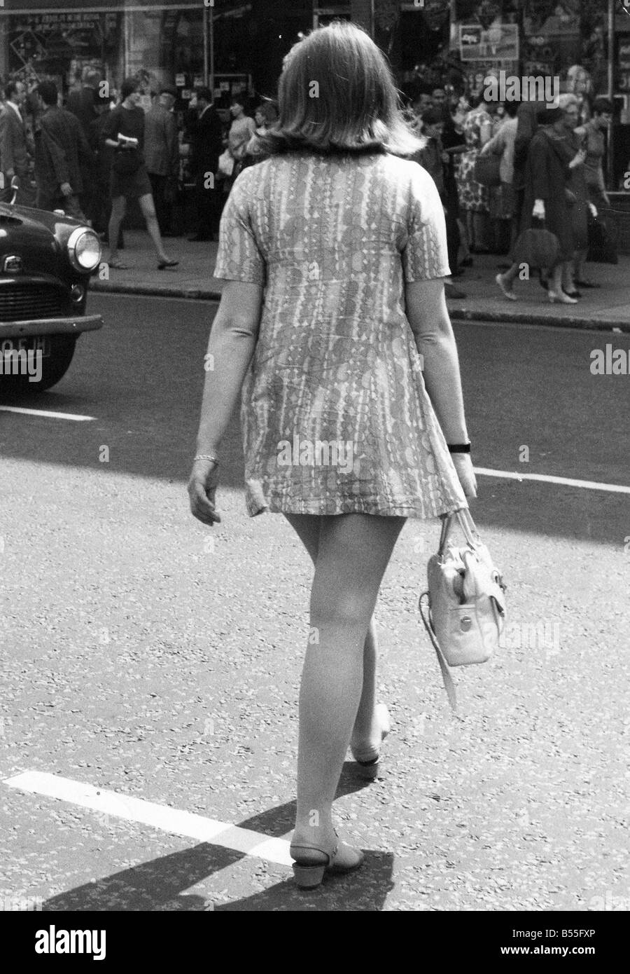 Un jeune portant une mini robe à hauteur de la Swinging sixties Banque D'Images