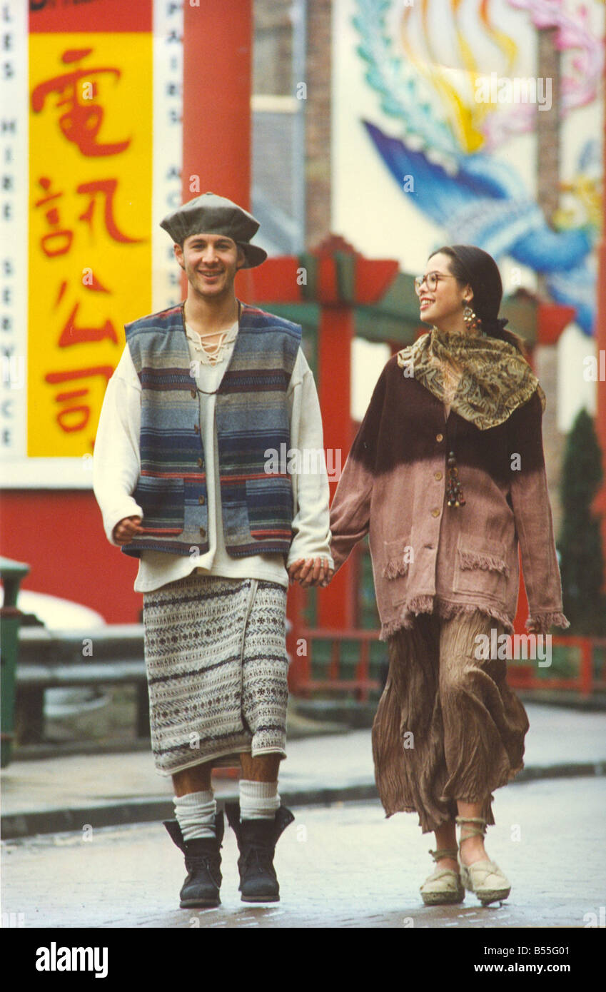 Un jeune couple sortir dans influnced vêtements ethniques un homme en jupe ne sera jamais attraper sur Banque D'Images