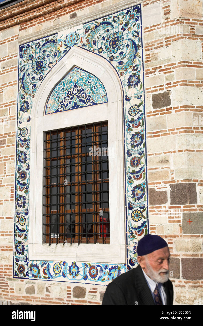 Fenêtre et tuiles de mosquée konak izmir Turquie Banque D'Images