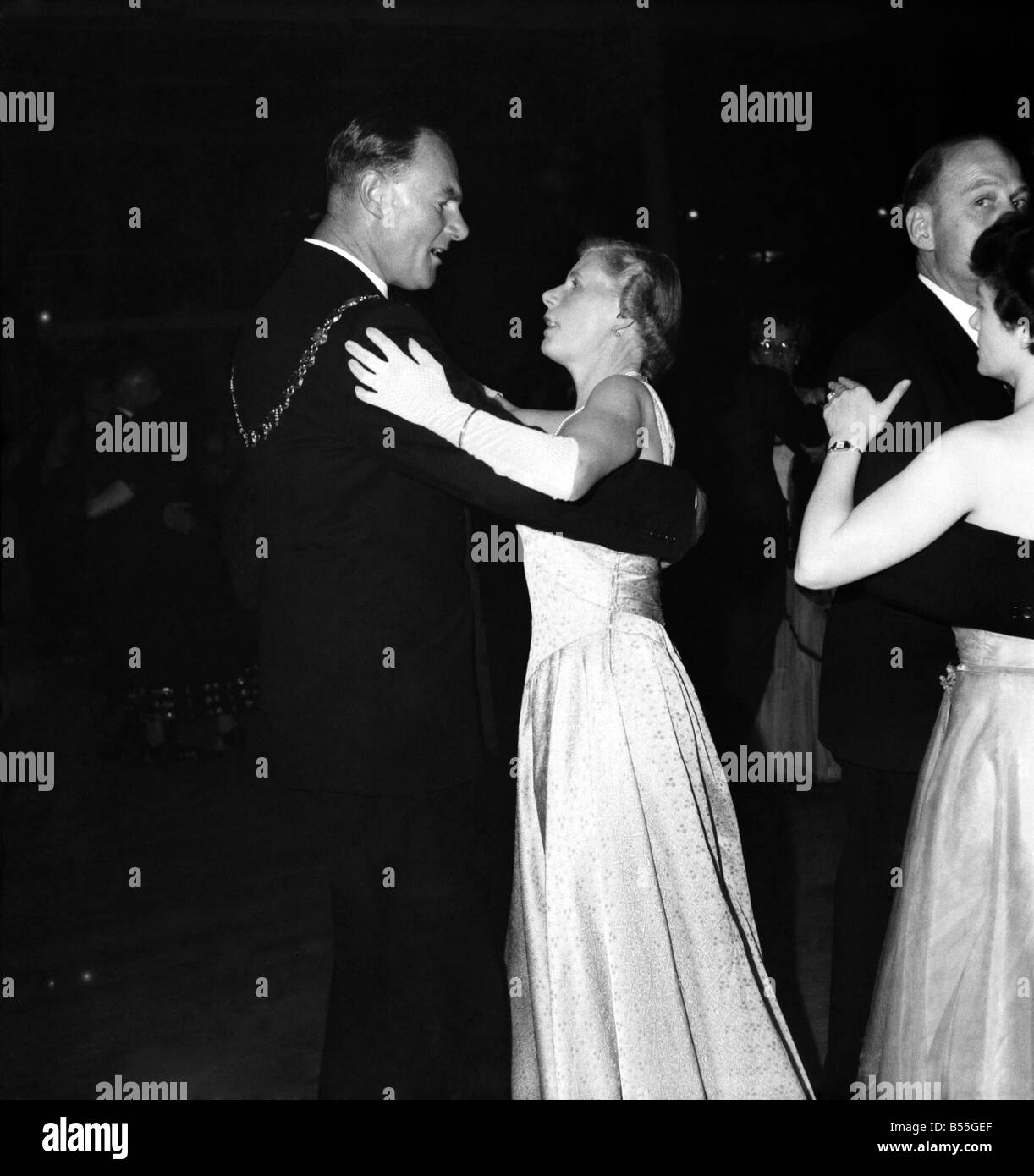 Conférence du Parti travailliste 1953 : Mme Attlee danse avec Maire de Margate (Alderman A.T. Ward JP). Septembre 1953 D5893-005 Banque D'Images