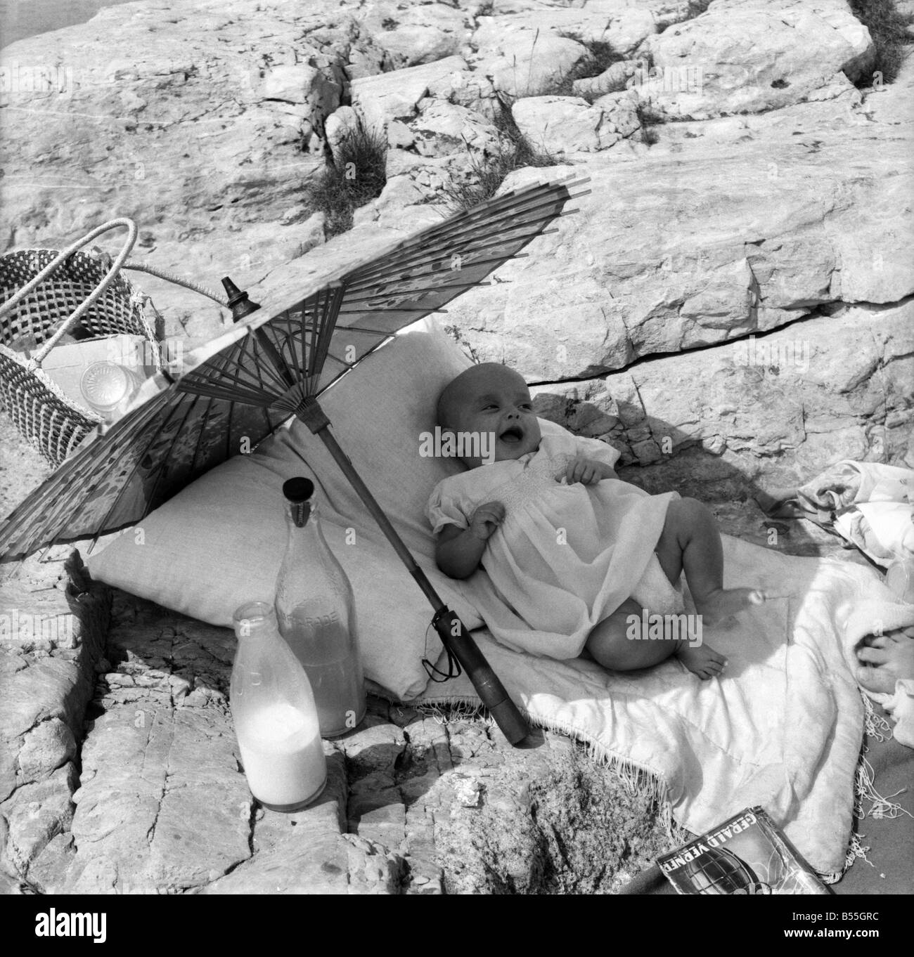 Bebe De Moins De Plage Parasol Pix L Heureux Bebe Est Age De 4 Mois Beverley Lovelock Dont La Maman De La Parade Plymouth Pris Son Photo Stock Alamy