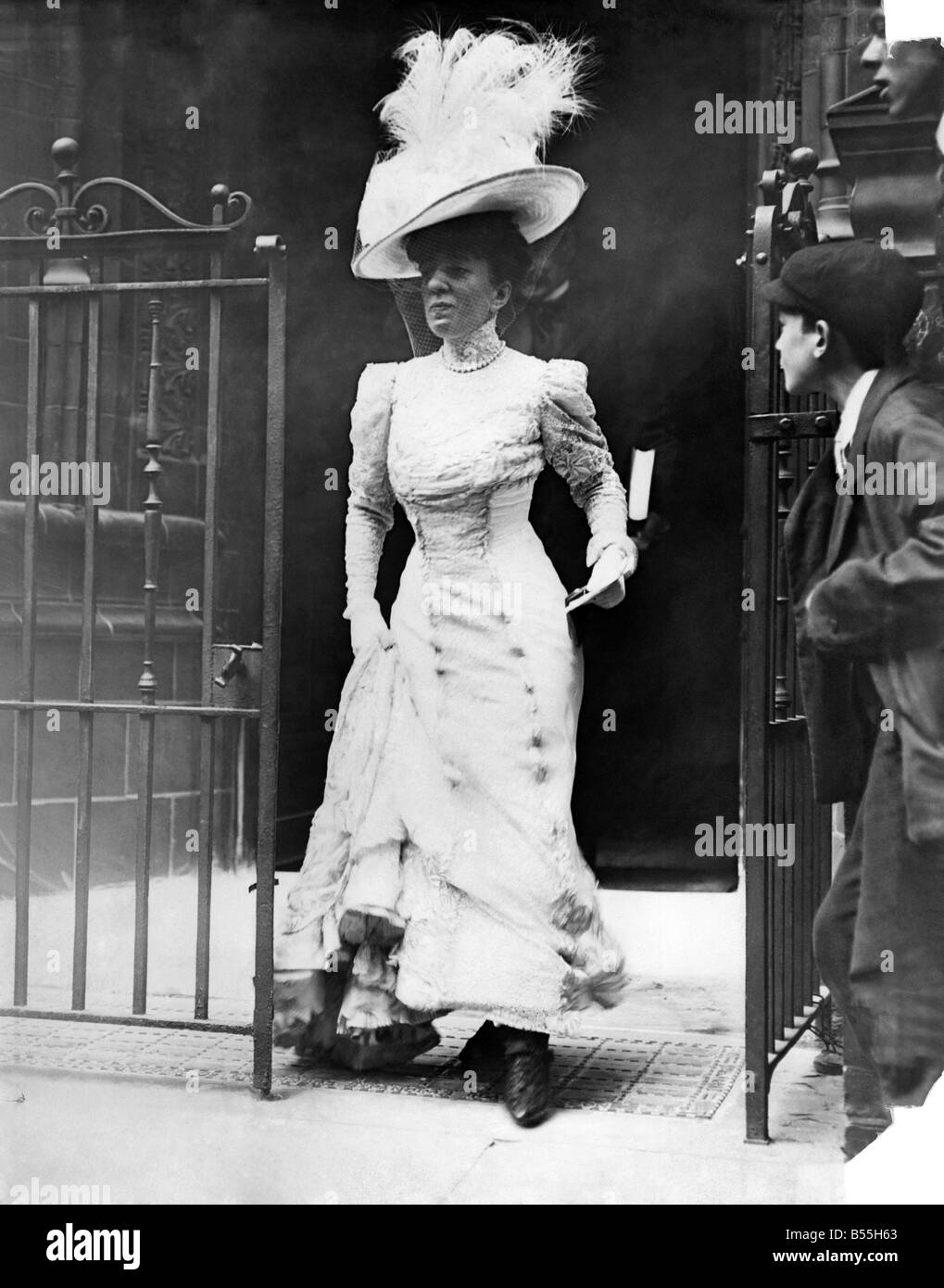 Fashion 1908 : Mam Gould laissant 9 Soho Sqr. après le mariage suivi par son mari. Juin 1908 P008575 Banque D'Images