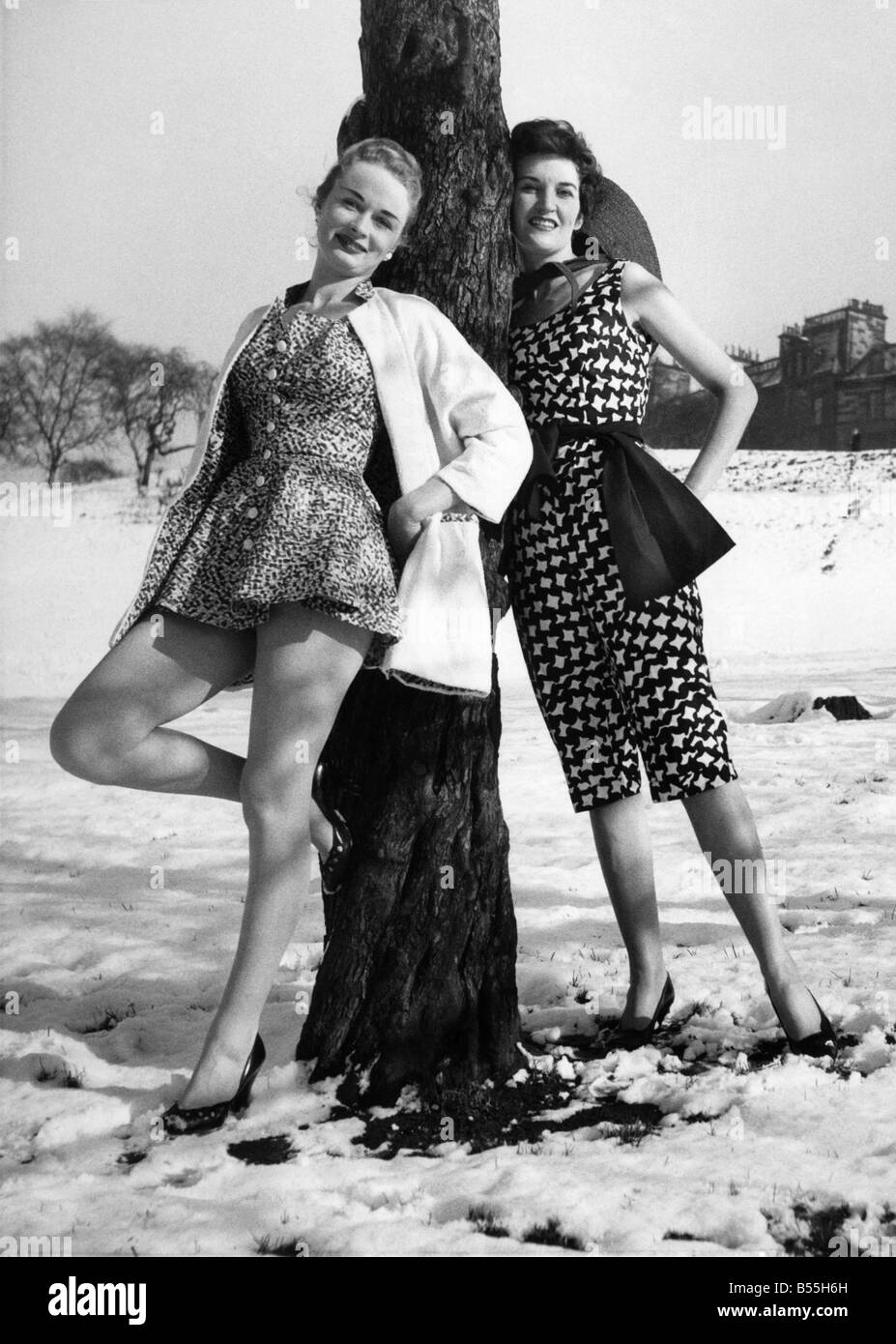 La mode. La neige partout, mais pour ces deux filles il pourrait aussi bien être le printemps. Ils sont Avril Rothwell (à gauche) et Cathereine Fairley. Et quelques minutes avant la prise de vue qu'ils étaient dans une modélisation maillots Fashion House Glasgow. Mais ils ne pouvaient pas résister à l'attrait d'un bref éclat de lumière du soleil. Ils borné dans à proximité du parc Kelvingrove à donner aux passants un rappel que le ressort n'est pas si loin. Febuary 1958 P008671 Banque D'Images