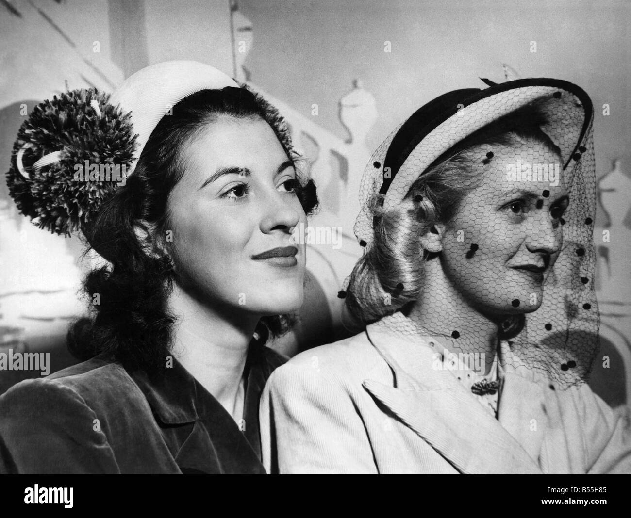 Chapeaux des années 1940 Banque d'images noir et blanc - Alamy