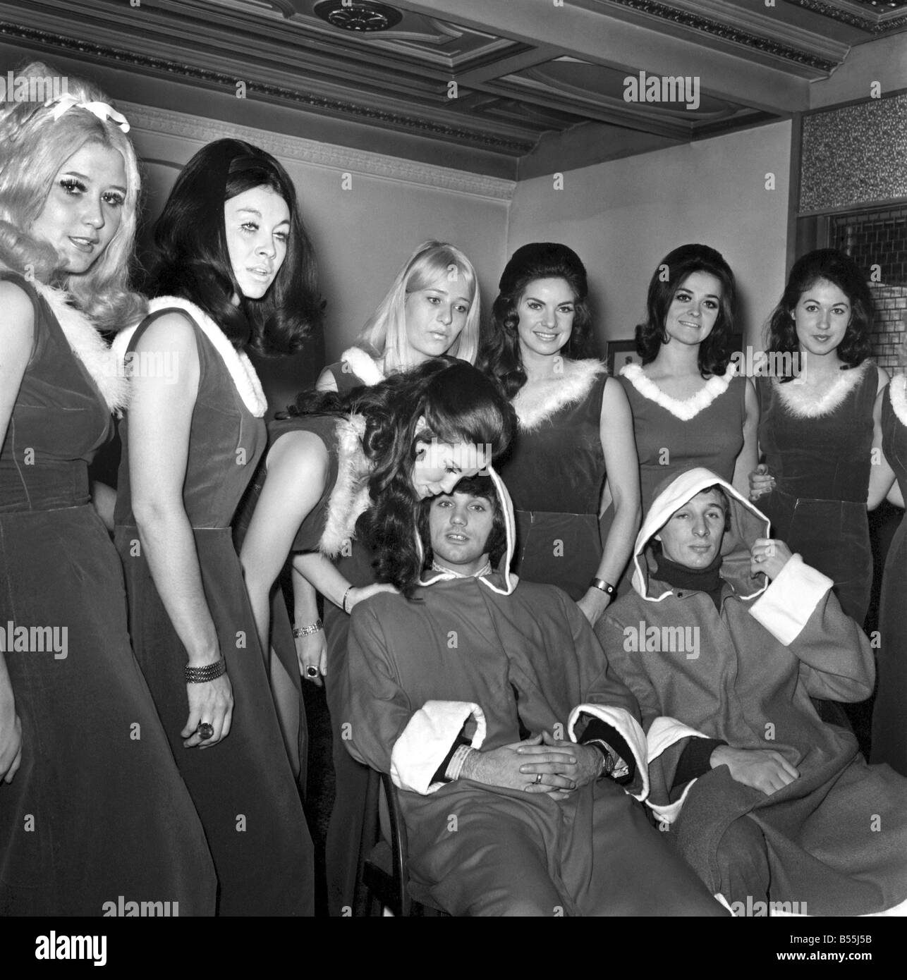 George Best et son ex petite amie Eva Haralsted réuni mais n'a pas parlé à un organisme de bienfaisance se réunissent pour une aire de spectacle au Cinéma Odeon Manchester  ; de gauche à droite : rare : Wendy George, Miss Grande-bretagne, Eva Haralsted, Kathleen Winstanley, George Best et Mike Summerbee. ;Décembre 1969 ;Z12190-001 Banque D'Images