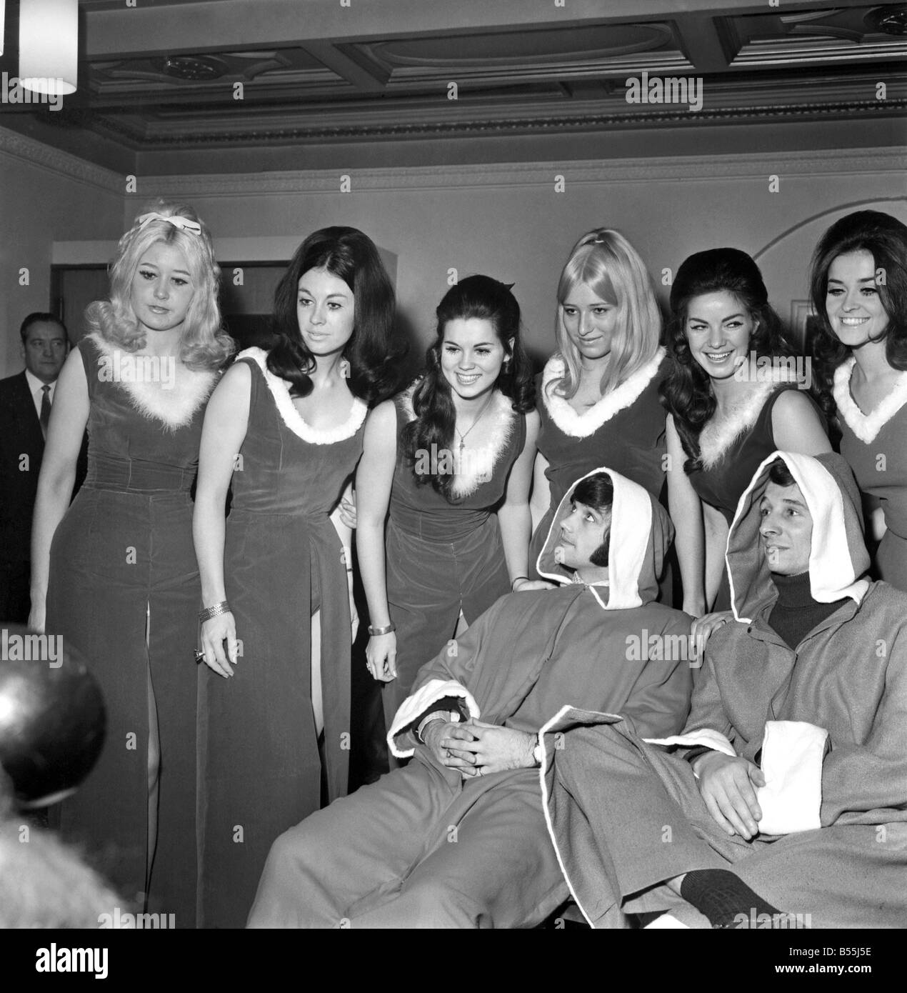 George Best et son ex petite amie Eva Haralsted réuni mais n'a pas parlé à un organisme de bienfaisance se réunissent pour une aire de spectacle au Cinéma Odeon Manchester  ; de gauche à droite : rare : Wendy George, Miss Grande-bretagne, Eva Haralsted, Kathleen Winstanley. ;Avant : George Best en père Noël et Tony Livre. Décembre 1969 ;Z12190-002 Banque D'Images