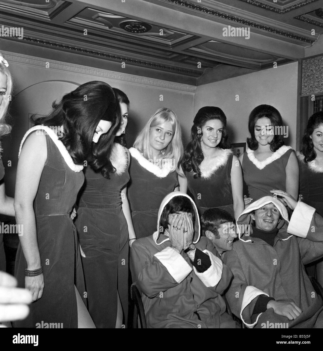 George Best et son ex petite amie Eva Haralsted réuni mais n'a pas parlé à un organisme de bienfaisance se réunissent pour une aire de spectacle au Cinéma Odeon Manchester  ; de gauche à droite : rare : Wendy George, Miss Grande-bretagne, Eva Haralsted, Kathleen Winstanley, George Best et Mike Summerbee. ;Décembre 1969 ;Z12190-003 Banque D'Images