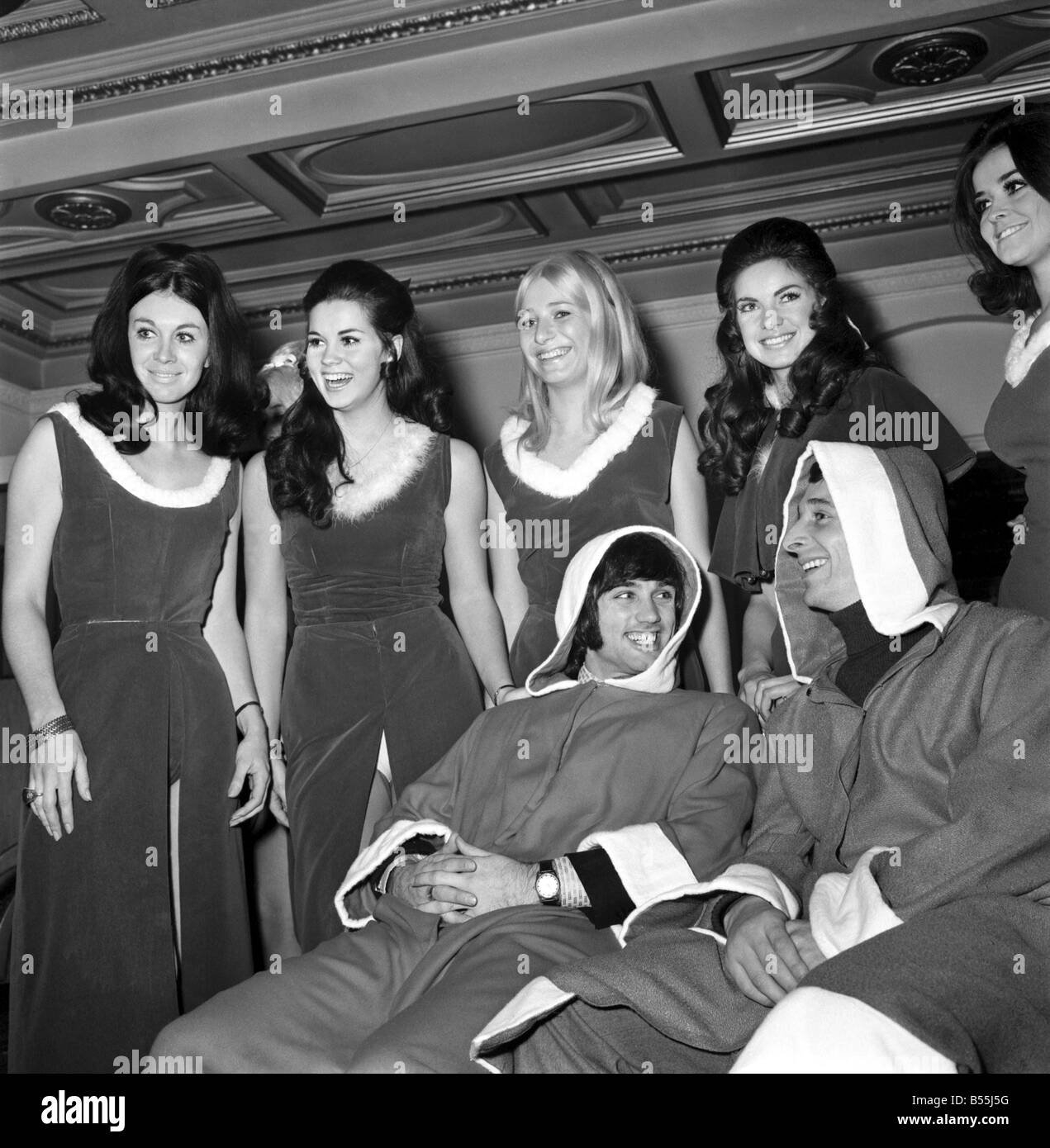 George Best et son ex petite amie Eva Haralsted réuni mais n'a pas parlé à un organisme de bienfaisance se réunissent pour une aire de spectacle au Cinéma Odeon Manchester  ; vef sur partie arrière droite : Diane Westbury, Wendy George, Miss Bretagne Haralsted Grest, Eva, Jenny McAdam, George Best et Mike Summerbee. ;Décembre 1969 ;Z12190 Banque D'Images