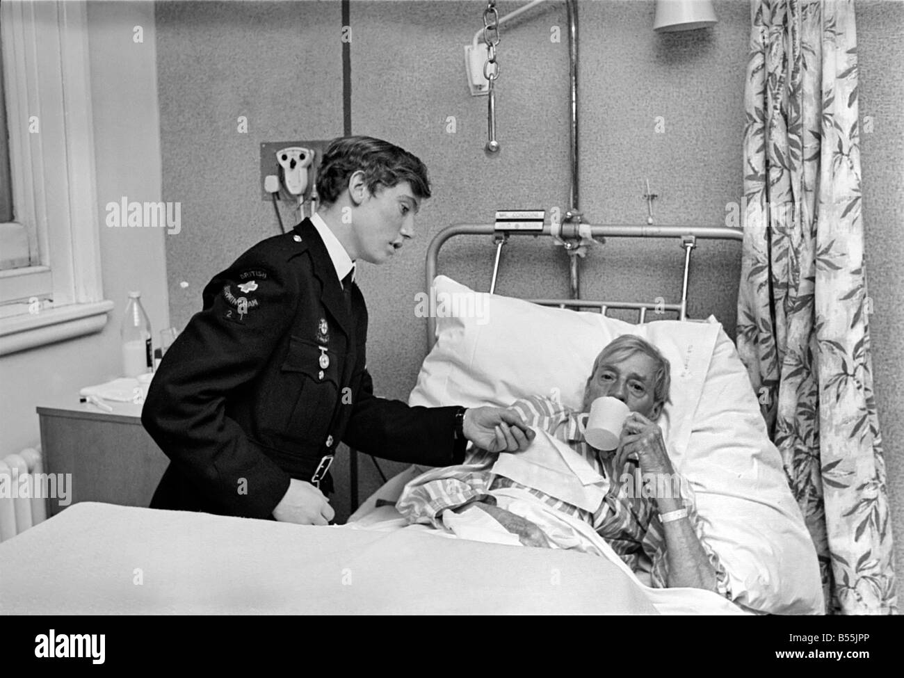 Le travail bénévole dans les hôpitaux. ;15 ans écolier Grammaire Robert Newport de Small Heath, Birmingham, une Croix Rouge Britannique VAD helping patient M. David Austin de prendre un verre dans le quartier 3 à East Birmingham Hospital. ;Décembre 1969 ;Z12495-002 Banque D'Images