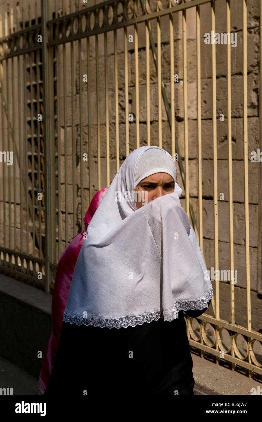 Une femme égyptienne portant un foulard traditionnel Khimar au Caire Egypte  Photo Stock - Alamy