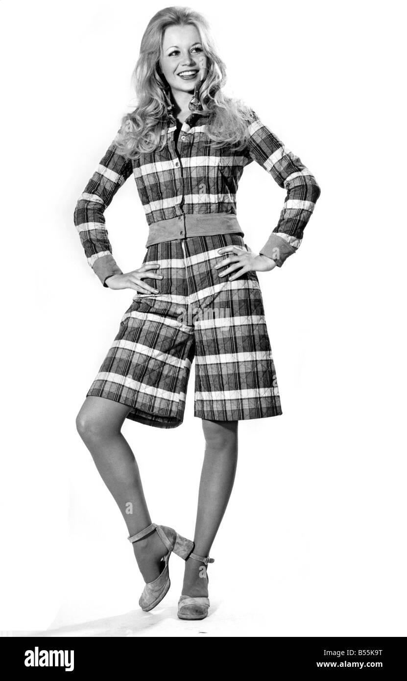 Les vêtements. Madras coton patchwork de jaune et rouge sur fond blanc est raccourci gauchos et veste avec garniture en daim. Ils viennent dans un assortiment de couleurs pour £14. Par Travers tempos, en tailles 10 à 16. Novembre 1971 P008501 Banque D'Images