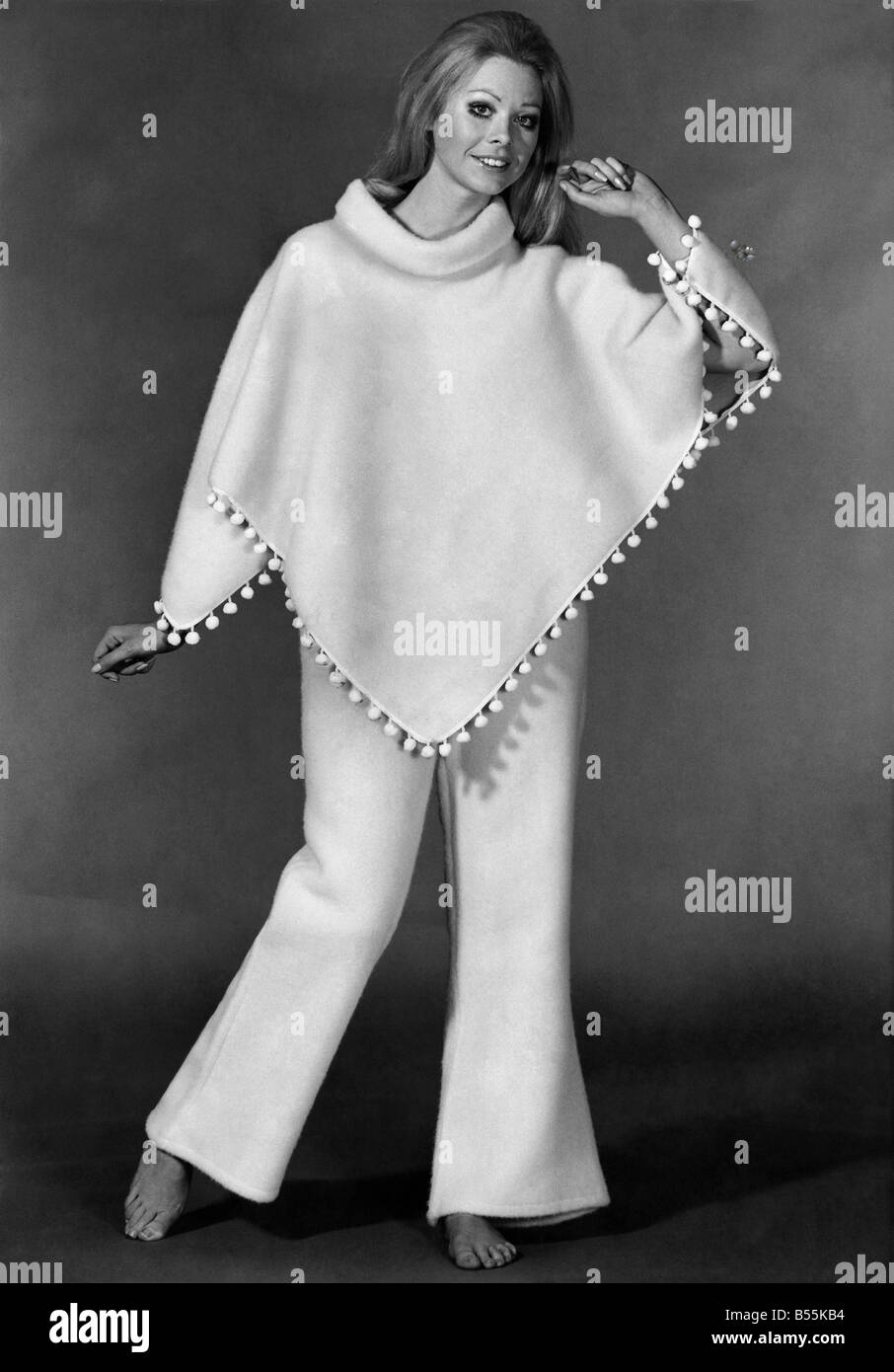 Battre tout le monde au jeu de pyjama. Le secret-poncho pyjamas. C'est une autre façon d'aller gay mexicain. Oublier de dormir en eux. Ce sont des filles qui sont à l'éveillé la plus branchée de la mode. Les porter pour les soirées à la maison-paresseux ou motivation d'une partie à eux. Les ponchos a un bord doux encolure et bobble le découpage. Le pyjama sont coupés avec une poussée. En Courtelle, en rose, bleu, royal, vert, rouge ou blanc, £6 12s. 6d. Exclusif à Bourne et Hollingsworth, Oxford St., London, W.1. Octobre 1969 P008559 Banque D'Images