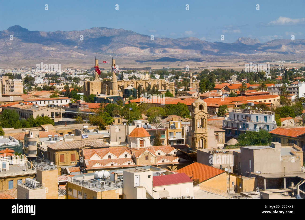 Vue sur la ville de Nicosie nord République turque de Chypre du Nord côté grec en premier plan Banque D'Images