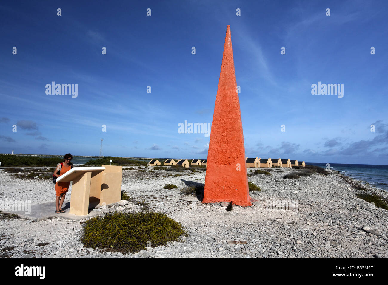 Antilles Bonaire Obélisque Orange repère historique cabanes d'esclaves Banque D'Images