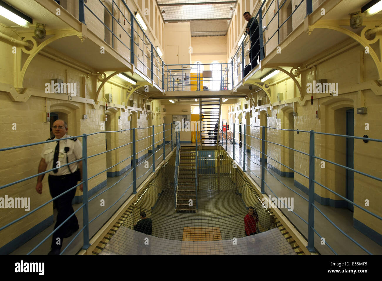 Officier de la prison de marcher sur l'atterrissage dans 'UN' Hall dans Craiginches dans la prison de la ville d'Aberdeen, Écosse, Royaume-Uni Banque D'Images