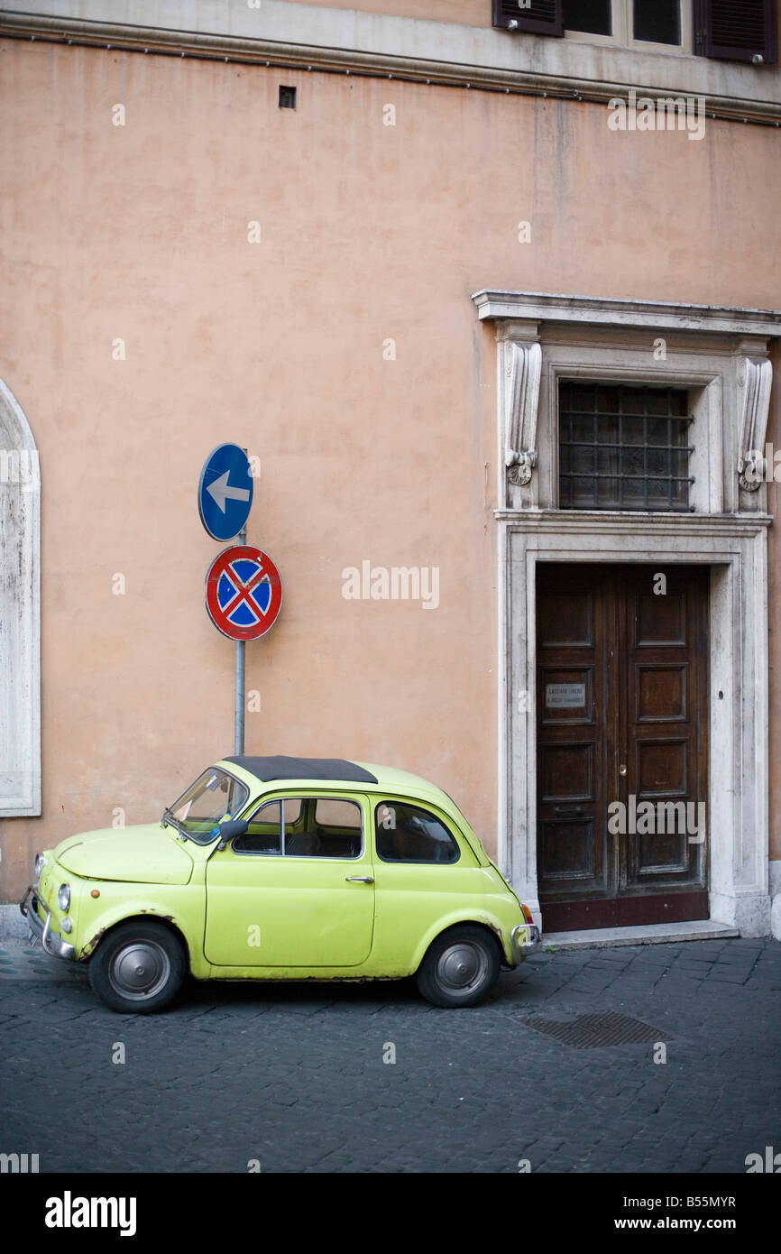 Fiat 500 d'origine dans l'ancienne Rome, Rome. Italie Banque D'Images