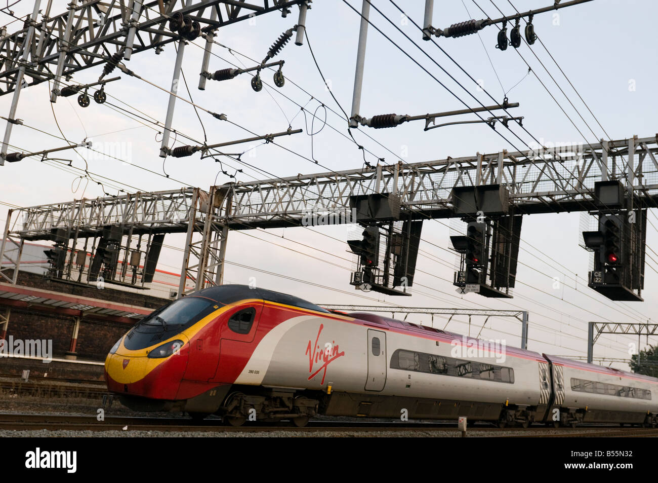 Un pendolino Virgin Trains inter-villes train arrivant en cours d'exécution sur la West Coast Main Line arrivant à la gare de Crewe UK Banque D'Images