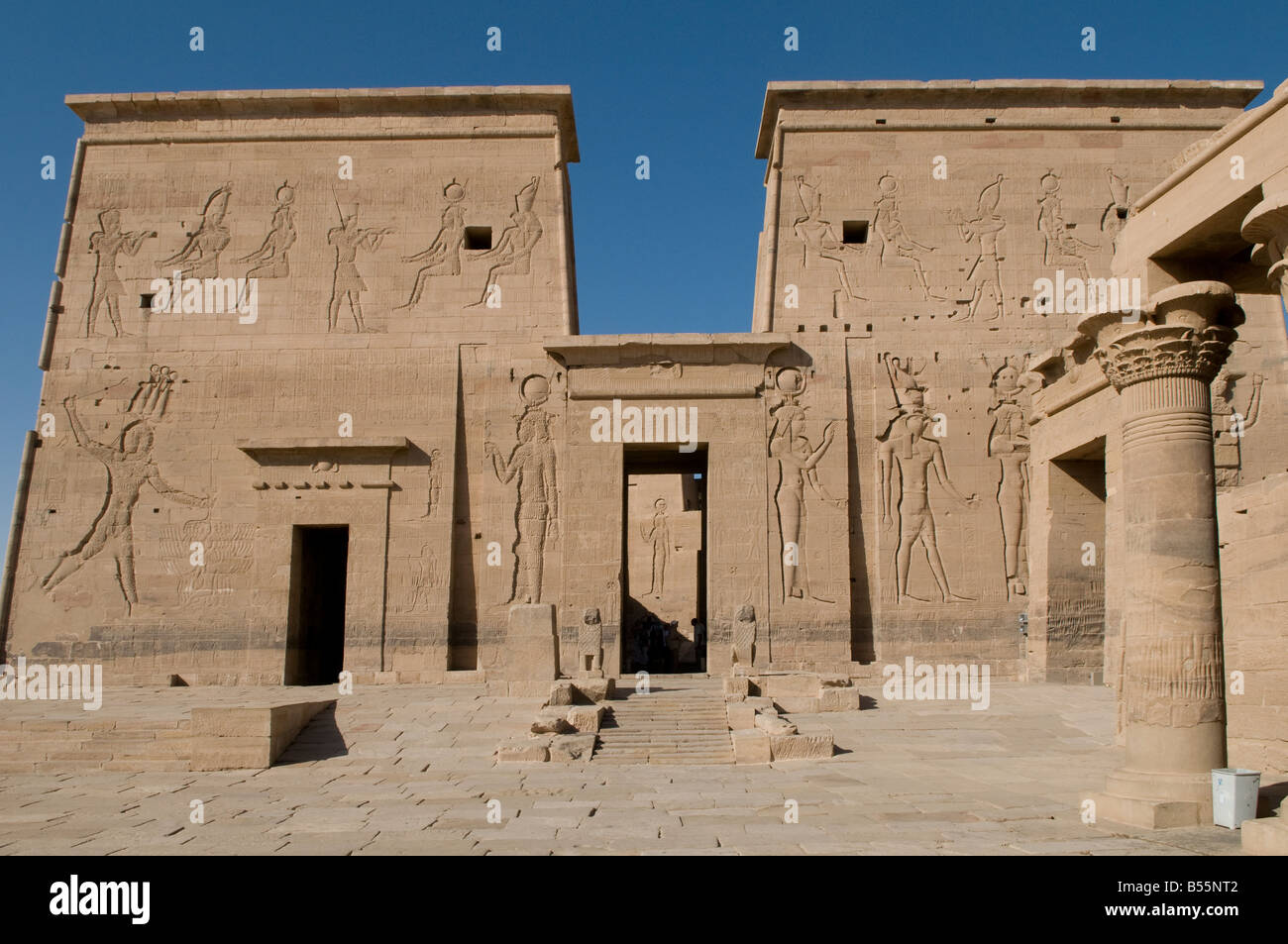 Reliefs hiéroglyphiques à l'entrée du roi Nectanebo II, dans le temple de Philae sur l'île Agilkia dans le réservoir du barrage d'Assouan Egypte basse Banque D'Images
