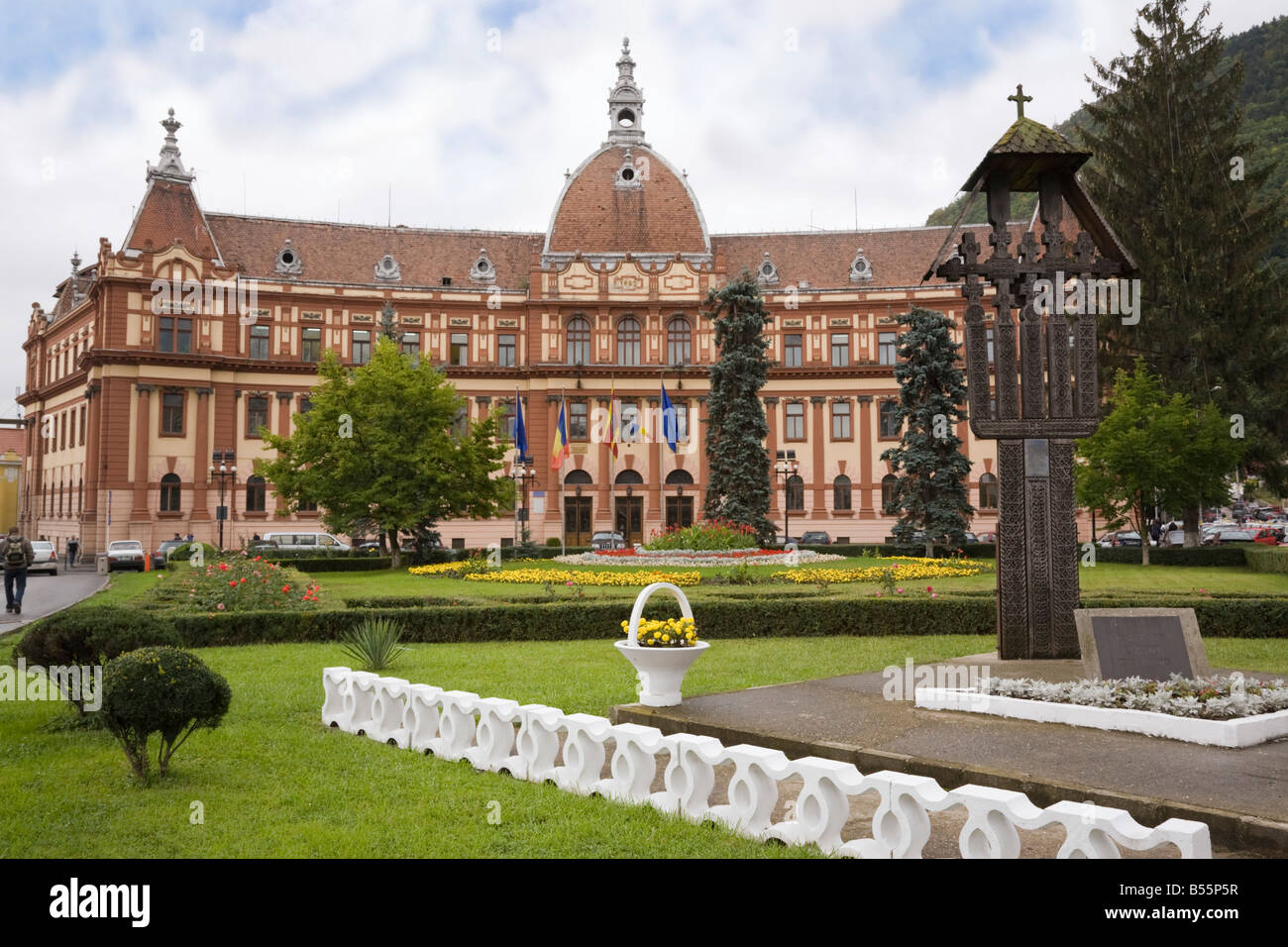 La Transylvanie de Brasov Roumanie Europe. Bâtiment Conseil 1902 et les jardins Banque D'Images