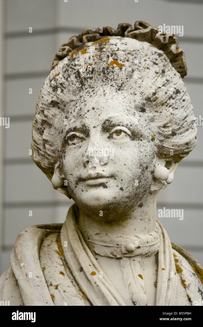 La statue endommagée à l'extérieur de l'arrière de Oldway Mansion à Paignton Devon UK Banque D'Images