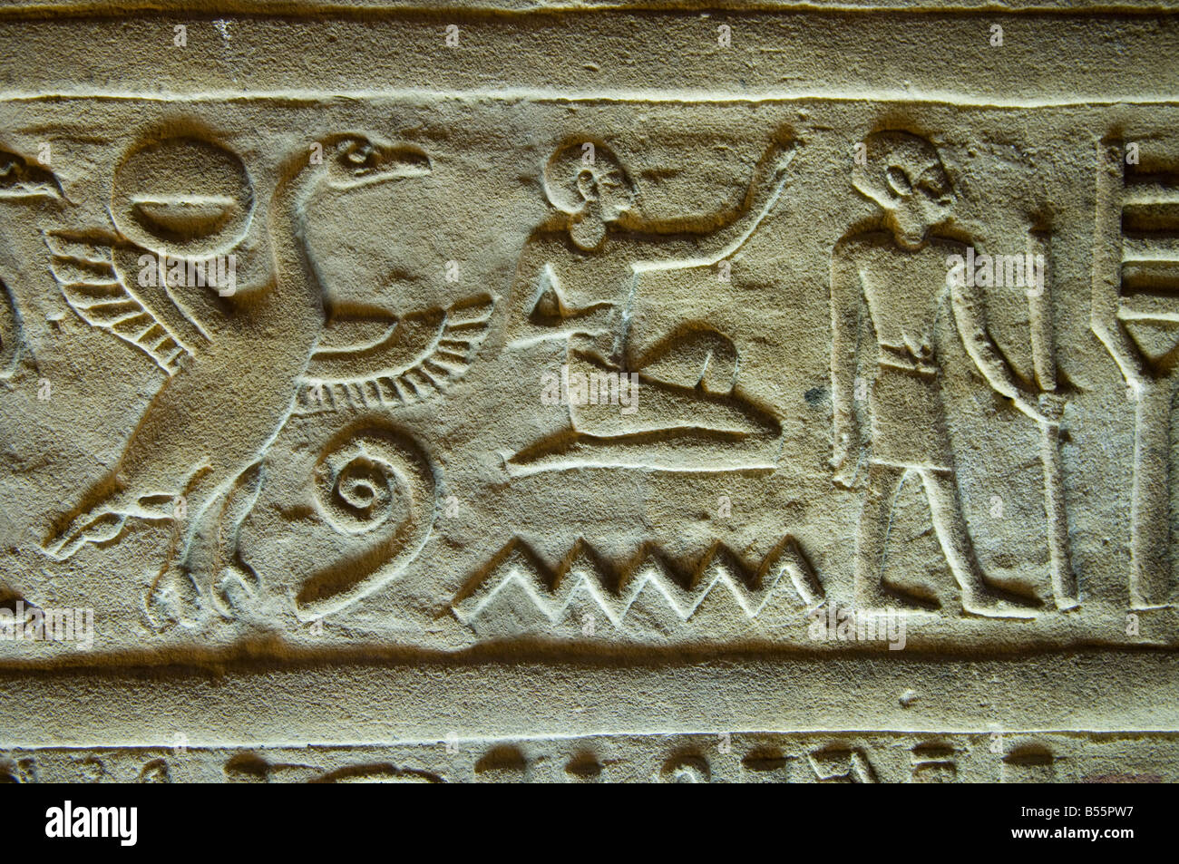 Détail de l'intérieur de l'hiéroglyphe sculpté ancien temple égyptien d'Edfou. L'Égypte Banque D'Images