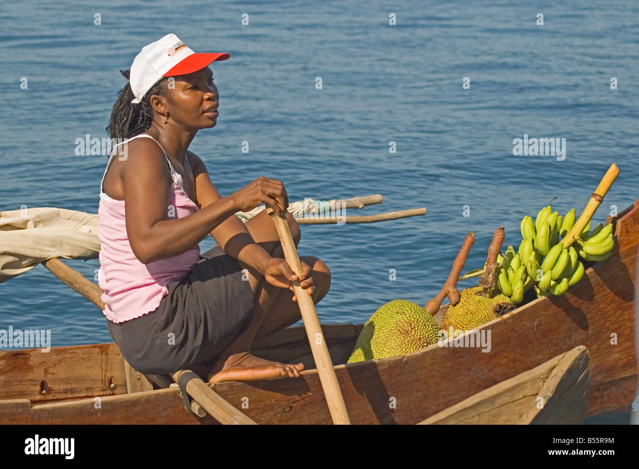 Afrique Madagascar Nosy Be young woman in canoe Banque D'Images