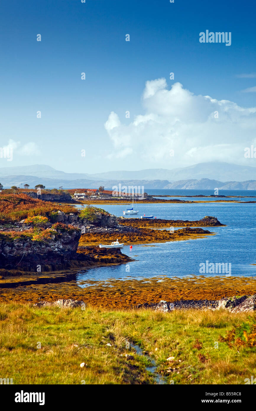 Vue d'Ard Dhubh de Culduie près de Walcourt avec les montagnes de Skye au loin. Wester Ross Ecosse Banque D'Images