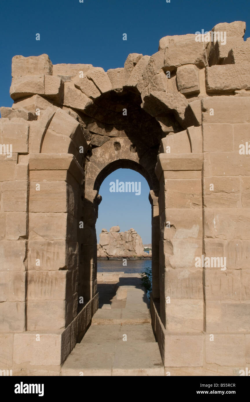 Porte de Dioclétien dans le temple de Philae sur l'île Agilkia dans le réservoir du barrage d'Assouan Egypte basse Banque D'Images