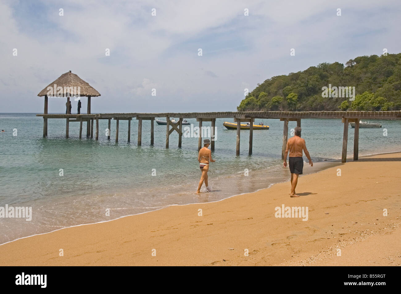 Océan Indien Mayotte Ngoudja chalet à la fin de la petite jetée dans l'océan avec le soleil sur la plage Banque D'Images