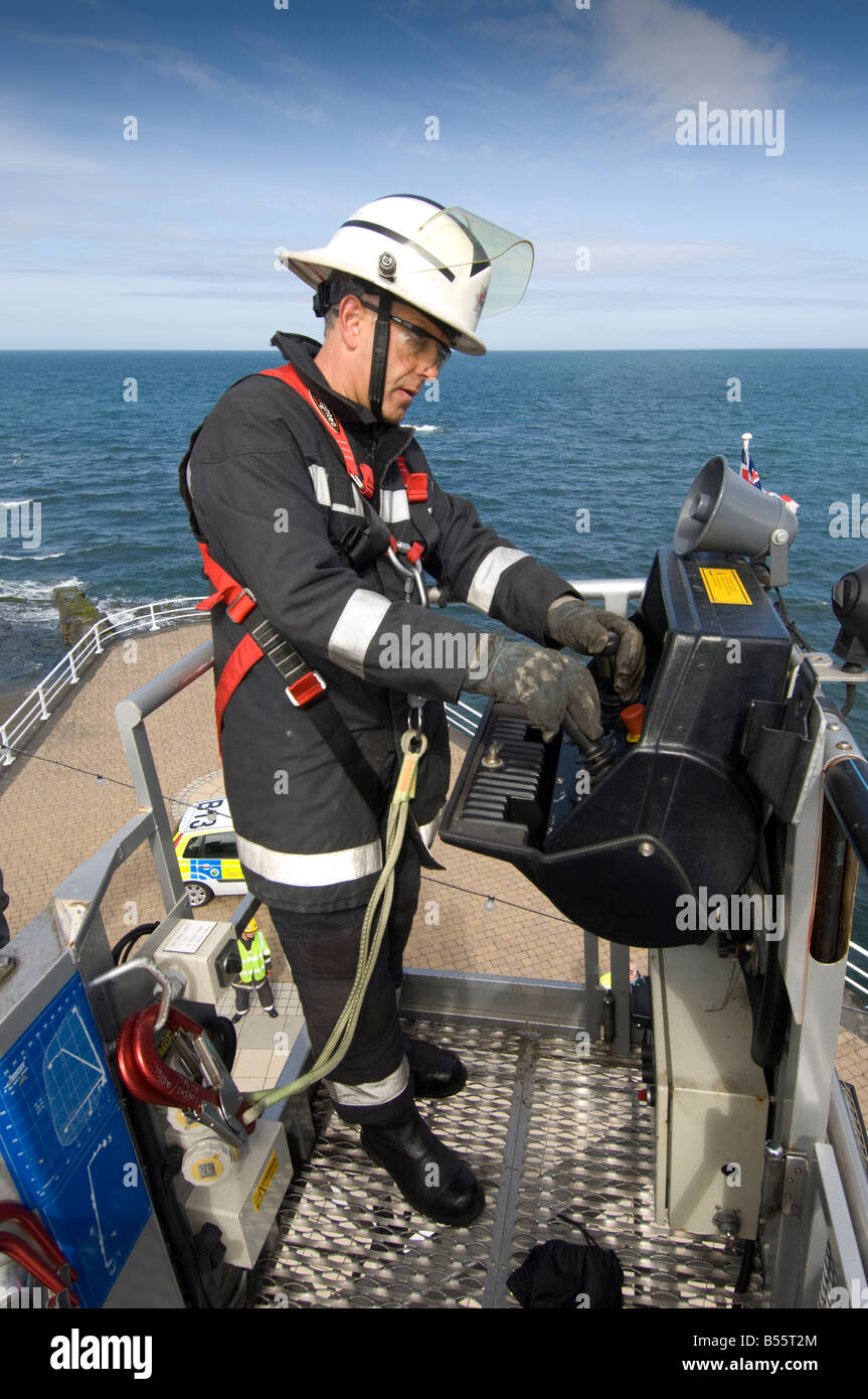 Pompier qualifié échelle extensible d'exploitation de la plate-forme, élevée sur l'exercice de formation de Galles Aberystwyth UK Banque D'Images