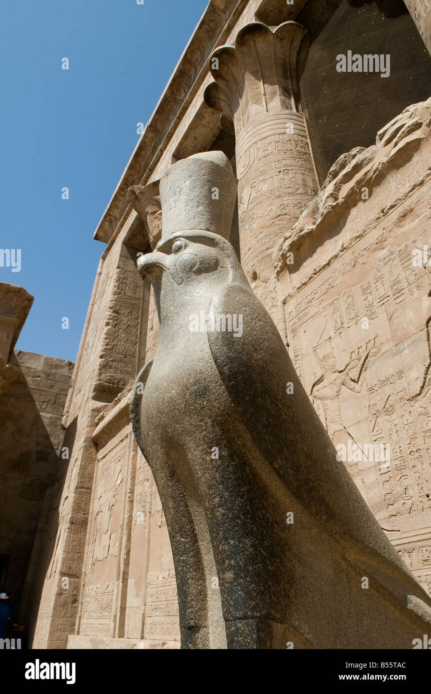 Un pèlerin de la statue en granite de Horus à la salle hypostyle dans temple d'Edfou dédié au dieu faucon Horus, construite pendant la période ptolémaïque -57 237 avant notre ère, l'Égypte Banque D'Images