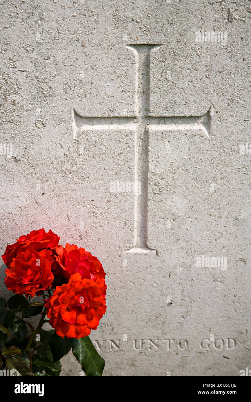 Croix en pierre tombale du Soldat inconnu à connaître Dieu et inscription rose rouge Guerre britannique Tyne Cot cemetery Memorial Belgique Banque D'Images