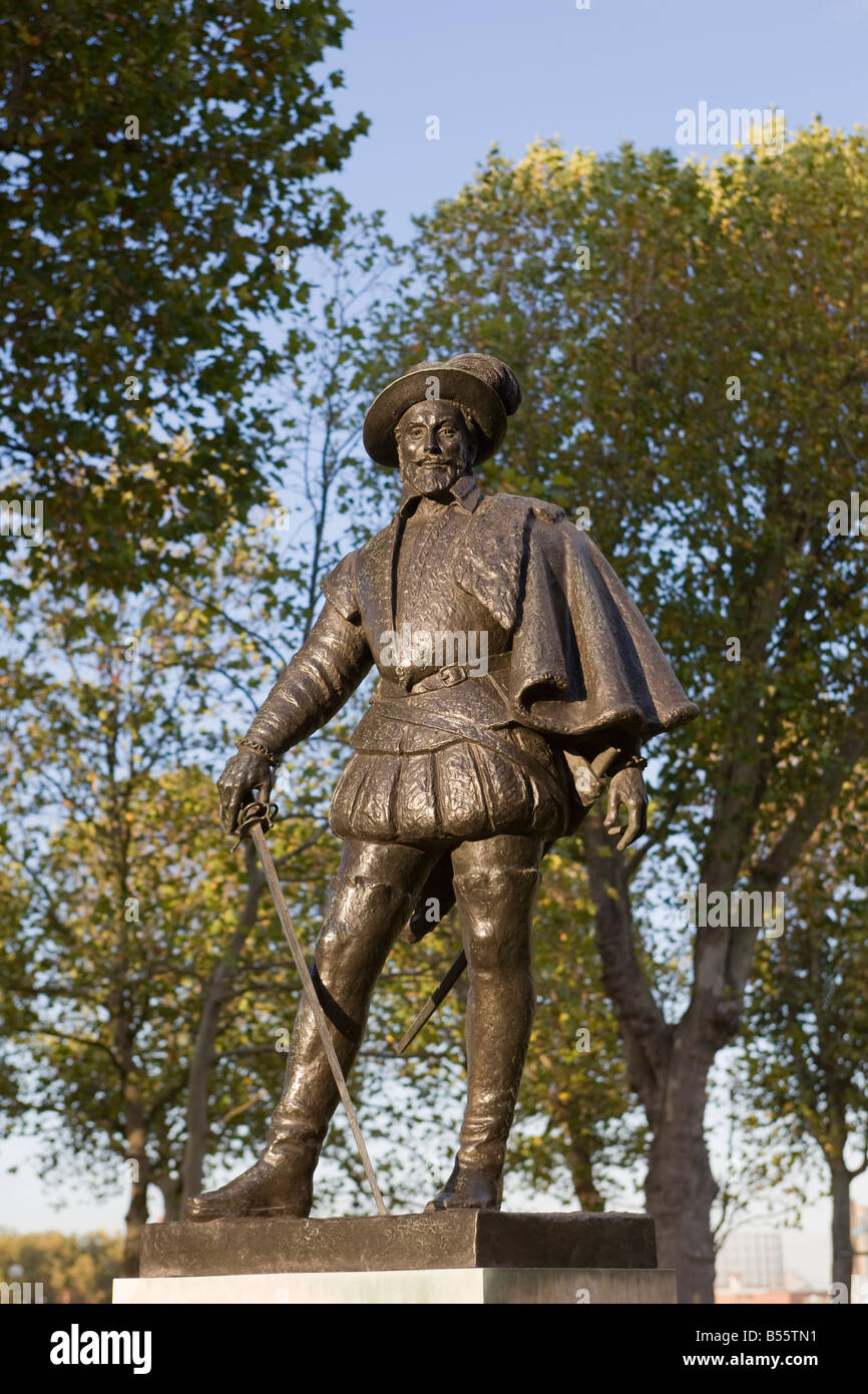 Statue de Sir Walter Raleigh Royal Naval College Greenwich LOndon Banque D'Images