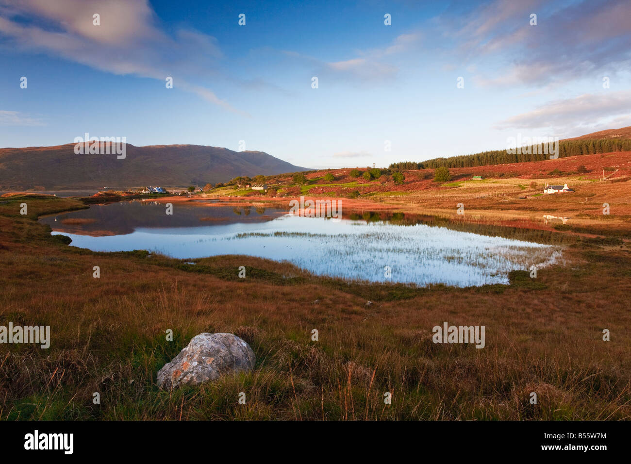 Vue sur le Loch une Mhuilinn à Milltown près de Fléron au coucher du soleil, des Highlands en Écosse, Wester Ross United Kingdom Grande-bretagne UK Banque D'Images