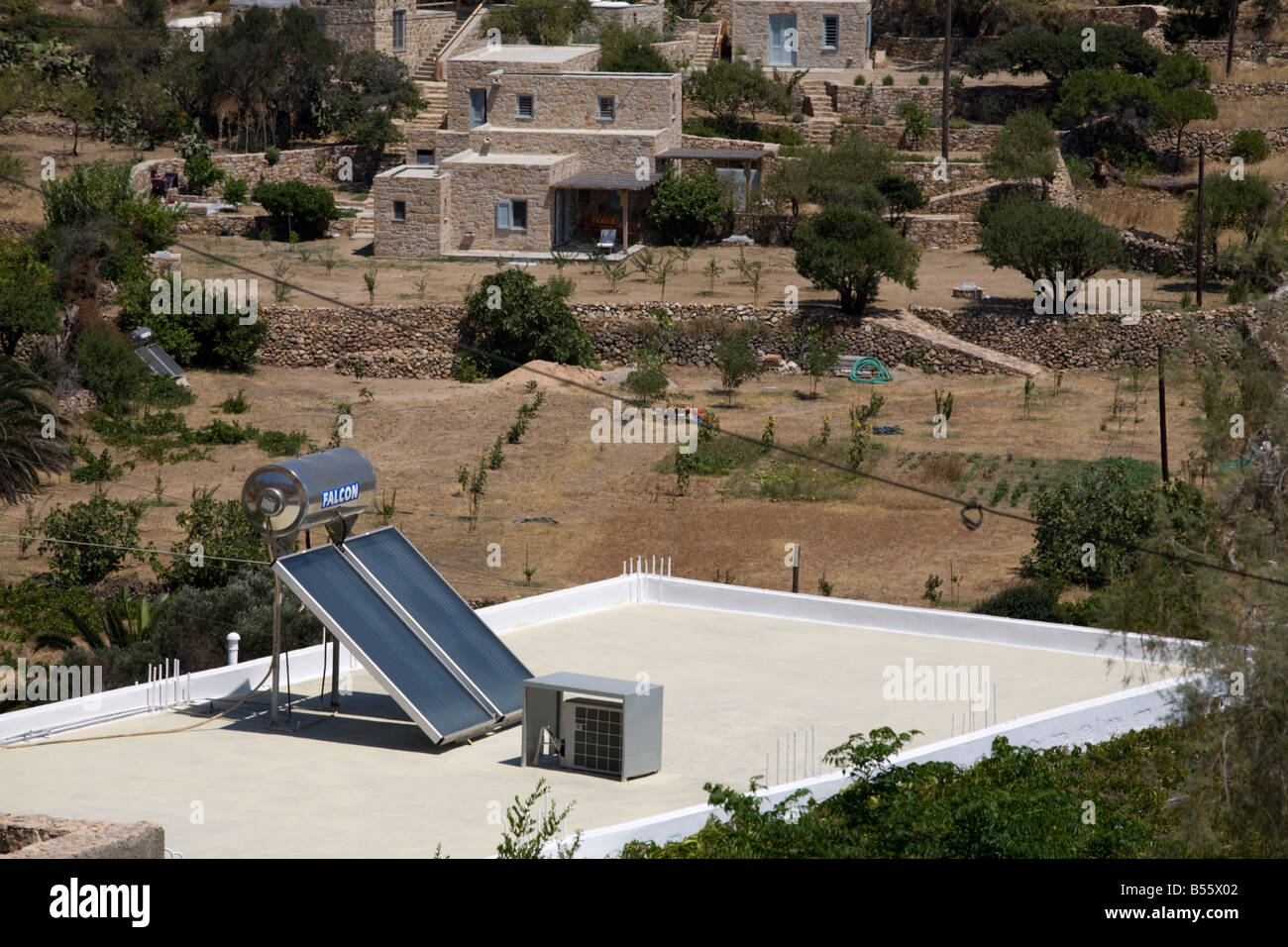 Panneau de chauffage solaire de l'eau réservoir sur toit de maison Grèce Patmos Banque D'Images