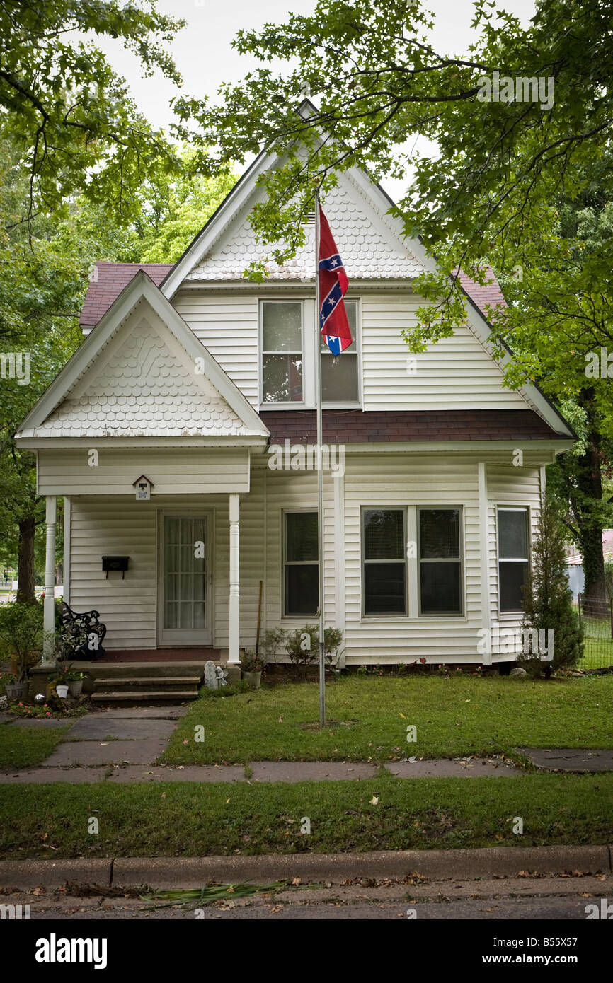 Un drapeau confédéré sur le sondage St James, Missouri. Banque D'Images
