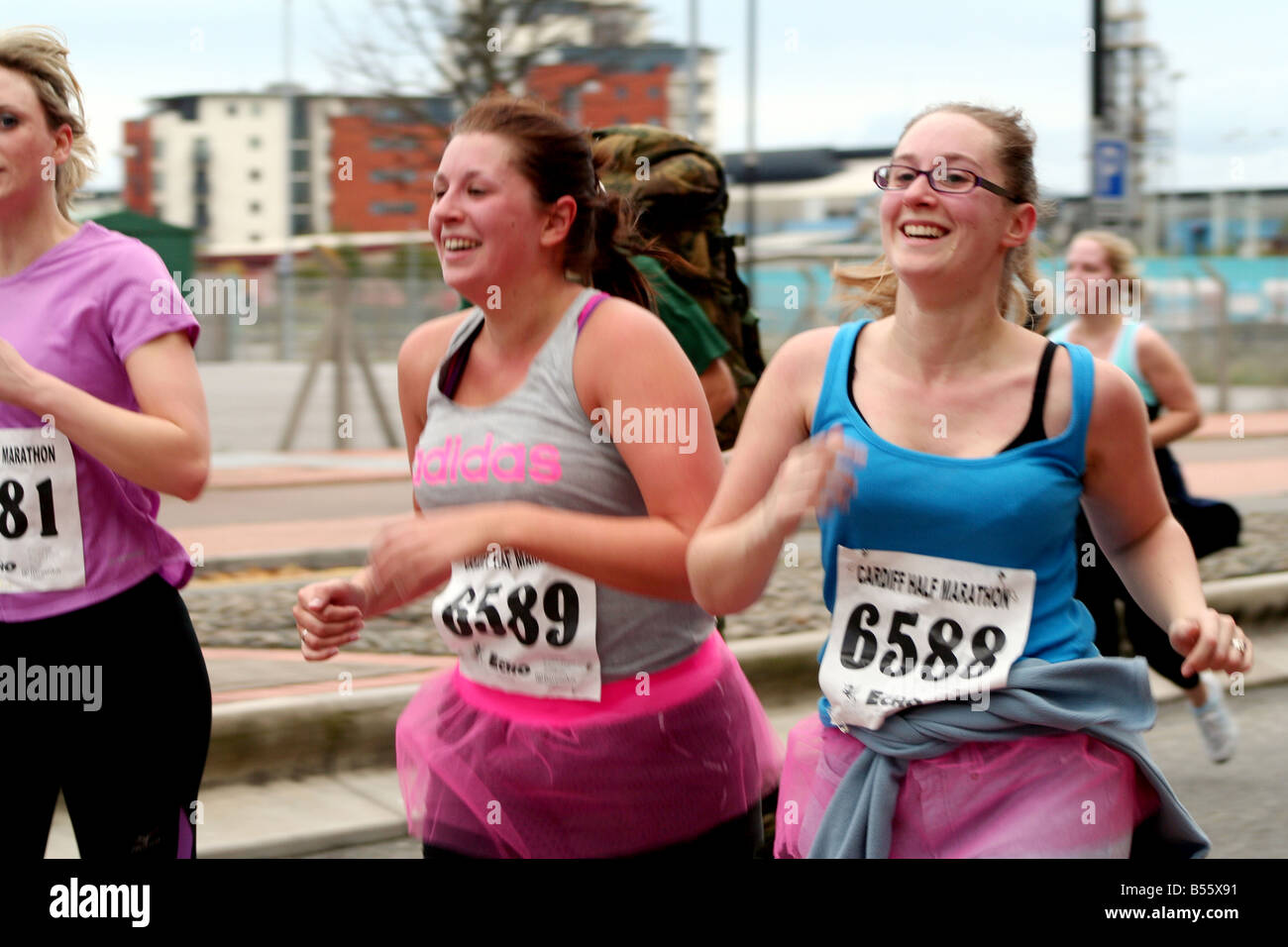 Les concurrents du semi-marathon féminin de Cardiff Cardiff Bay South Glamorgan South Wales Banque D'Images