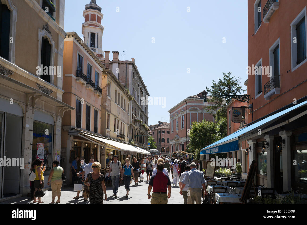 Rue commerçante animée menant au Campos Santi Apostoli, Strada Nova, Venise, Vénétie, Italie Banque D'Images