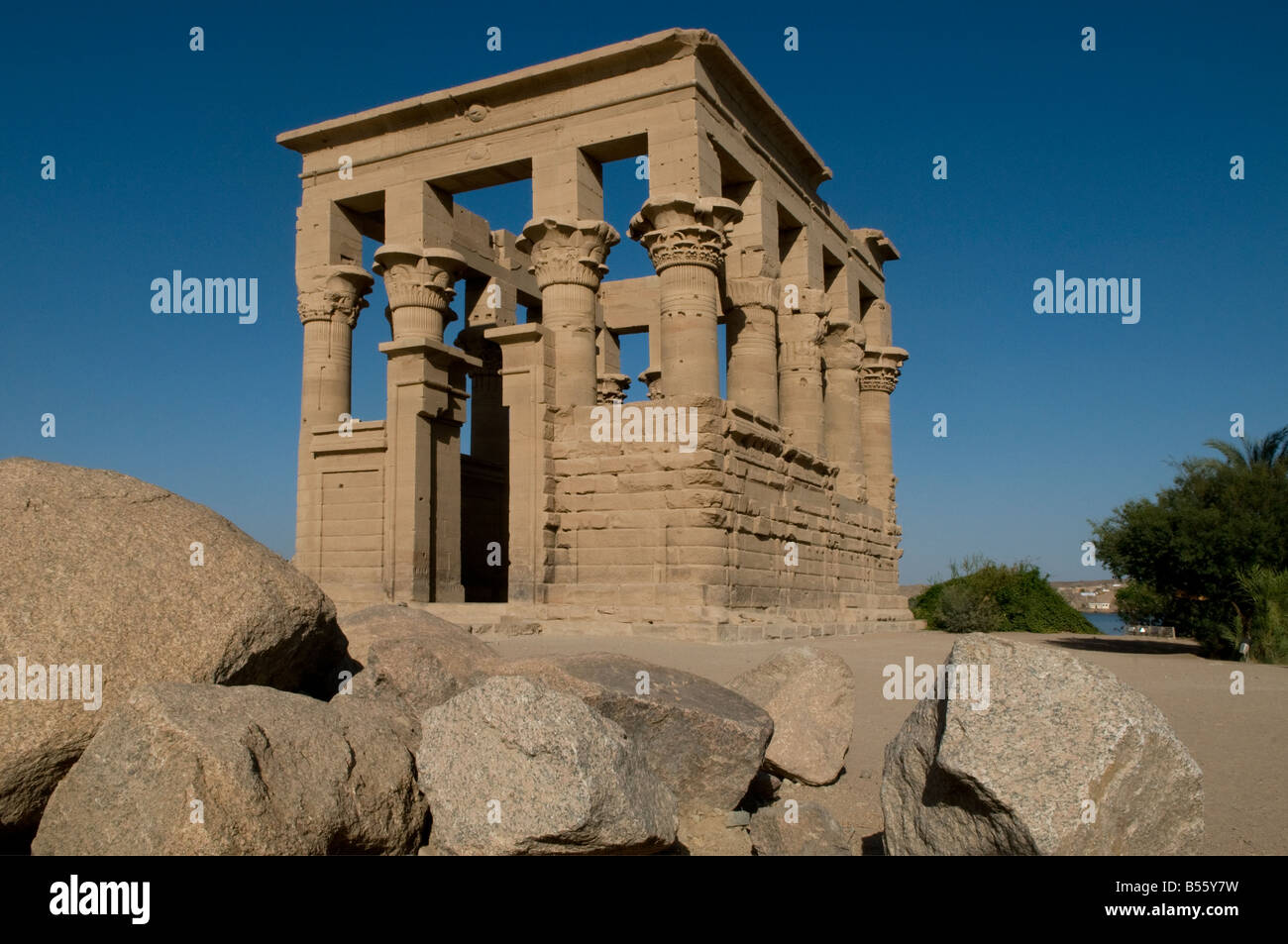 Kiosque de Trajan temple hypaethral attribuée à l'empereur romain Trajan dans le temple de Philae sur l'île Agilkia dans le réservoir du barrage d'Assouan Egypte basse Banque D'Images